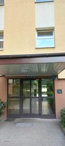 un accès à un bâtiment avec deux portes en verre dans l'établissement miły pokój niedaleko centrum i starego miasta, à Varsovie 5 autres photos