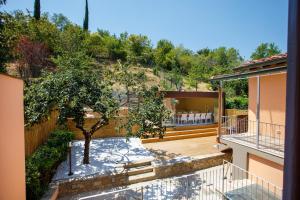 a view of the backyard of a house at Casa Vacanze Alessandro 2 in Greve in Chianti