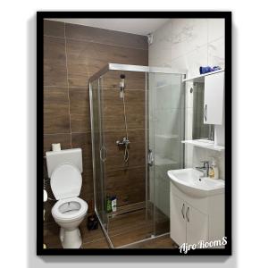 een badkamer met een douche, een toilet en een wastafel bij Ajro Rooms in Struga