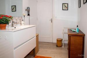 uma cozinha com um lavatório e uma bancada em villa marguerite 65 rue legout lesage 76260 ponts et marais em Mers-les-Bains