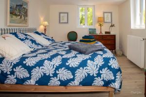 - une chambre avec un lit et une couette bleue et blanche dans l'établissement villa marguerite 65 rue legout lesage 76260 ponts et marais, à Mers-les-Bains