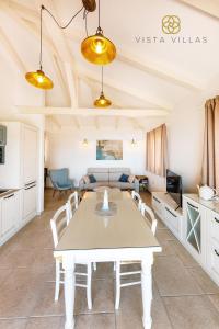 TV a/nebo společenská místnost v ubytování Vista Villas - Lovely Dreams Apartment Villa W