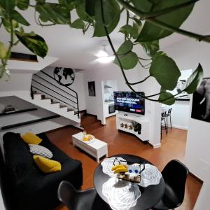 uma sala de estar com cadeiras pretas e uma mesa em Casa Abian em Arrecife