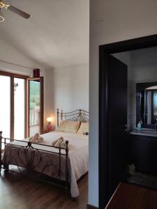 Schlafzimmer mit einem Bett, einem Spiegel und einem Waschbecken in der Unterkunft Gio Horses B&B in Sannicandro Garganico
