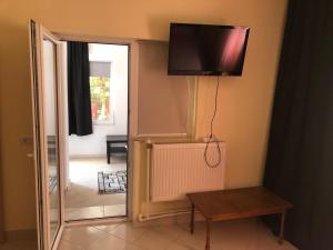 TV a/nebo společenská místnost v ubytování Casa Vio parter