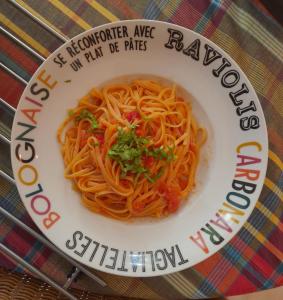 een kom spaghetti met peterselie op tafel bij Chambres d'hôtes de la pilatière in Persac