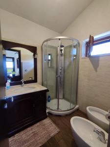 La salle de bains est pourvue d'une douche et d'un lavabo. dans l'établissement Gio Horses B&B, à San Nicandro Garganico