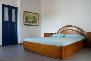 a bedroom with a wooden bed and a blue door at Unique House Elena Barichara Open Space Bright in Barichara