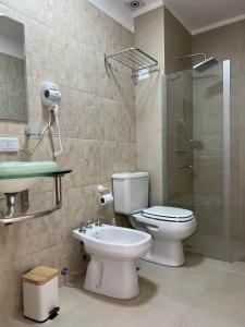 特雷利烏的住宿－APART trelew 5，浴室配有卫生间、盥洗盆和淋浴。