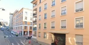 un edificio de apartamentos en una calle de una ciudad en Appart'Parchemin, en Lyon