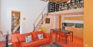 sala de estar con sofá rojo y mesa en Appart'Parchemin, en Lyon