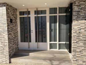 drzwi wejściowe budynku ze szkłem w obiekcie APART trelew 5 w mieście Trelew