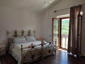 Schlafzimmer mit einem Bett und einer Glasschiebetür in der Unterkunft Gio Horses B&B in Sannicandro Garganico