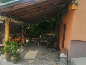 an outdoor patio with a table and chairs at Mala Kelja in Rudnik