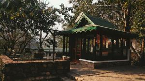 Neemrana's Glasshouse on the Ganges外面的花园