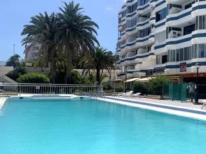 duży basen przed budynkiem w obiekcie Playa del Ingles Vitamine D garantie w mieście San Bartolomé