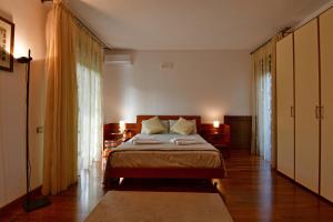 una camera con un letto e una grande finestra di Amaranda B&B a Catania