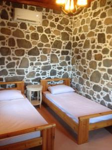 Posteľ alebo postele v izbe v ubytovaní Loutra Olive Garden Stone House #2