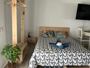 un dormitorio con una cama con dos animales de peluche en Alzira bonita Ático E Plaza Mayor con gran terraza, en Alzira