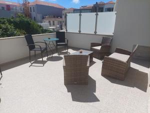 un patio con sillas y mesas en un balcón en Cool Suites, en Oporto