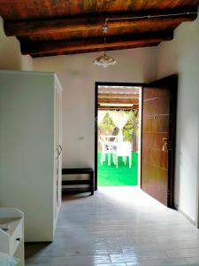 un pasillo con una puerta que conduce a un patio con una mesa en Il Siriaco, en Calatabiano