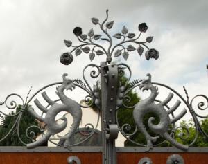 Una puerta de metal con flores encima. en Ferienhaus anno 1895, en Schaafheim