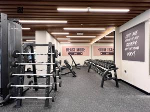 Fitness centrum a/nebo fitness zařízení v ubytování Mira Holiday Homes - Furnished studio in Downtown