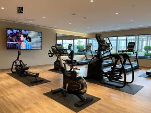 Fitness centrum a/nebo fitness zařízení v ubytování Mira Holiday Homes - Furnished studio in Downtown