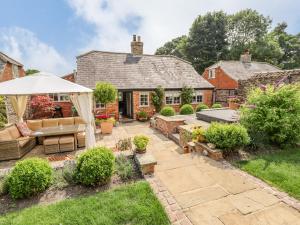 un patio extérieur avec un gazebo dans une cour dans l'établissement Jolls Cottage, à Horncastle