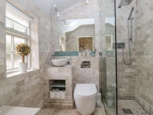 une salle de bains avec douche, toilettes et lavabo dans l'établissement Jolls Cottage, à Horncastle 40 autres photos