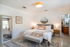Tempat tidur dalam kamar di The Full Moon, Joshua Tree: Hot Tub, Sauna, Views