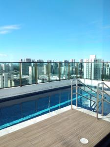 uma varanda com uma piscina no topo de um edifício em Apartamento em Boa Viagem no Recife