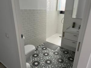 uma casa de banho com um WC e um lavatório em Alzira bonita Apartamento B con patio, la Casella em Alzira