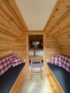eine große Holzhütte mit 2 Betten darin in der Unterkunft Timmi Lake in Timmendorfer Strand