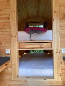 ein paar Etagenbetten in einer Holzhütte in der Unterkunft Timmi Lake in Timmendorfer Strand