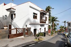 a white house on the side of a street at Casa Micaela 1 in Tacoronte