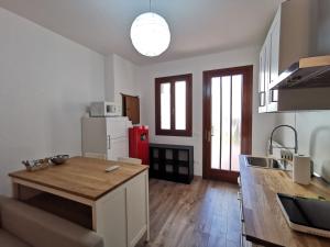 uma cozinha com um balcão de madeira num quarto em Monolocale - Piano terra - Ingresso indipendente em Pádua
