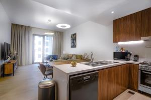 迪拜Outstanding New Apartment with Sea View In La Mer的带台面的厨房和客厅