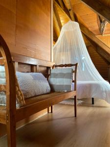 Dormitorio con cama con red en La Casina del Pozo, en Bembibre