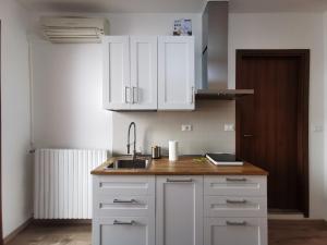uma cozinha com armários brancos e um lavatório em Monolocale - Piano terra - Ingresso indipendente em Pádua