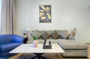 Outstanding New Apartment with Sea View In La Mer的休息区