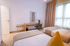 Outstanding New Apartment with Sea View In La Mer客房内的一张或多张床位