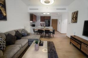Outstanding New Apartment with Sea View In La Mer的休息区