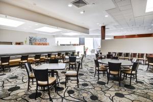 comedor con mesas y sillas y pizarra en Holiday Inn St. Petersburg N - Clearwater, an IHG Hotel en Clearwater