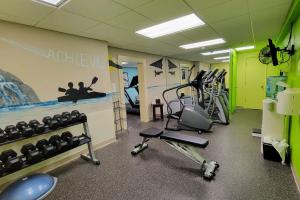 un gimnasio con equipamiento de ejercicio en una habitación en Holiday Inn St. Petersburg N - Clearwater, an IHG Hotel en Clearwater