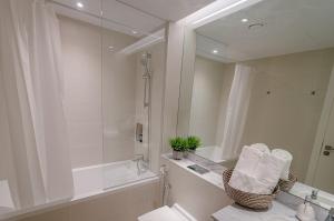 Outstanding New Apartment with Sea View In La Mer的一间浴室