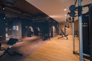 Outstanding New Apartment with Sea View In La Mer的健身中心和/或健身设施
