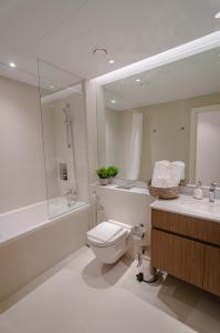 Outstanding New Apartment with Sea View In La Mer的一间浴室