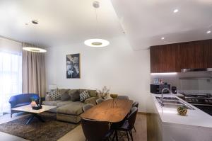 Outstanding New Apartment with Sea View In La Mer的厨房或小厨房