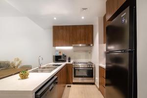 Outstanding New Apartment with Sea View In La Mer的厨房或小厨房